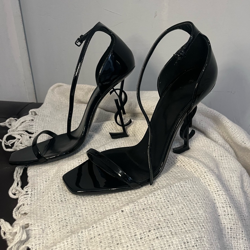 YSL Oyu Leather Sandals
